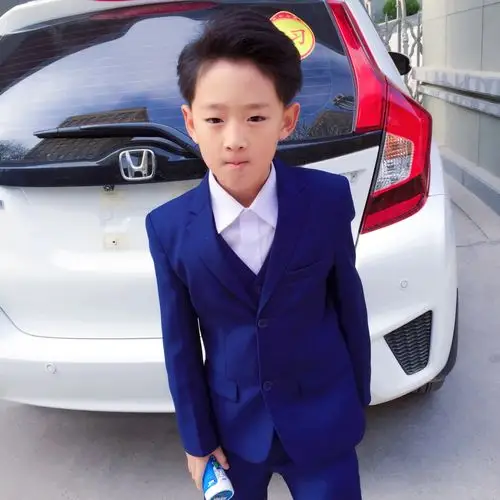 我叫刘沐阳,延安育才小学二年级二班学生,爱跳舞,踢球,耍帅,做业余小