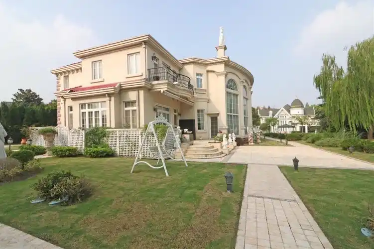 西郊庄园楼王出售 地中海风格 花园3.5亩 两面环河