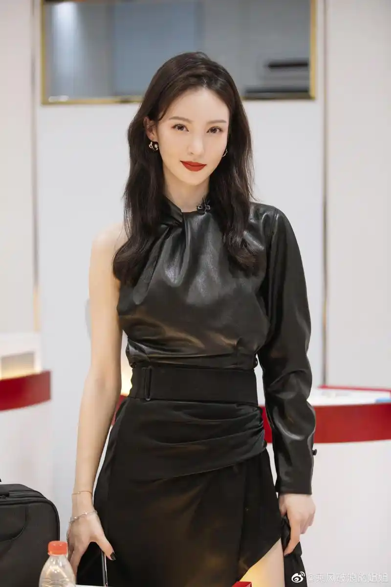 p>金晨,1990年9月5日出生于山东省济南市,毕业于北京舞蹈学院民族舞