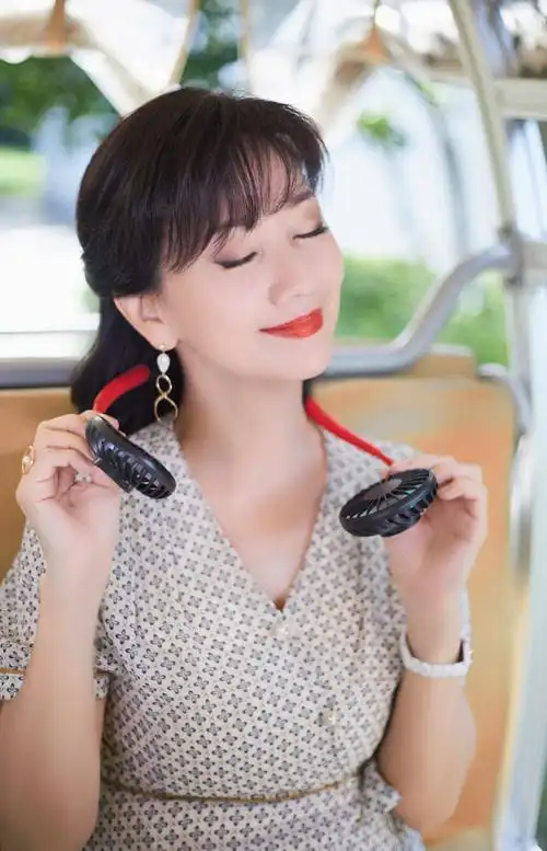 赵雅芝穿印花裙优雅清爽 妆容精致状态好 - 青岛新闻网