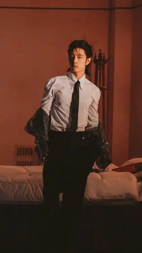 肖战龙年开工照#肖战最新一组gq封面大片的随拍图集,全程散发魅力的