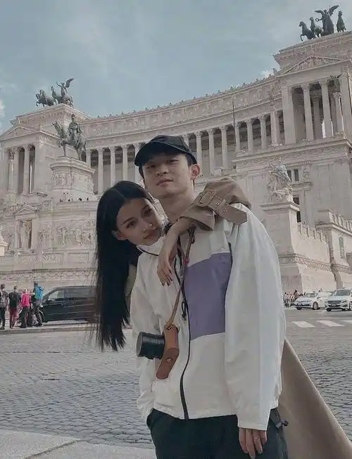 倪妮俯身整理裙摆,董子健瞟了一眼后立刻回头,已婚男人的觉悟_谢宏