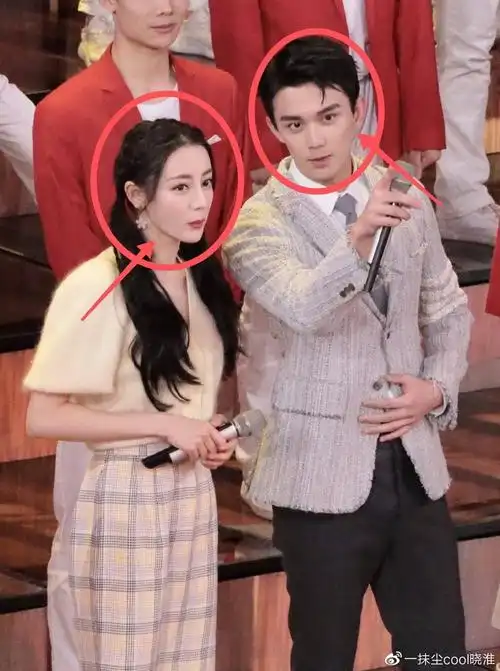 吴磊和迪丽热巴同框网友别掩饰了聊天内容全在眼神上了