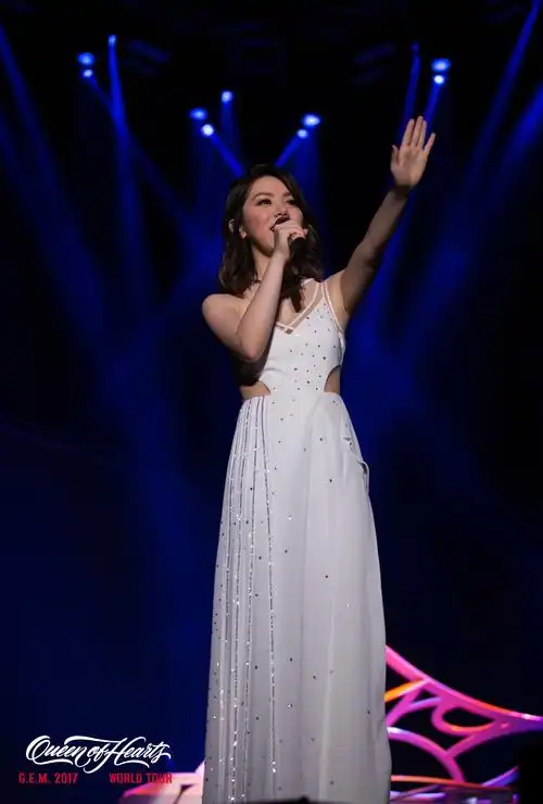 本名邓诗颖,1991年8月16日出生于上海市,中国香港流行乐女歌手,词曲