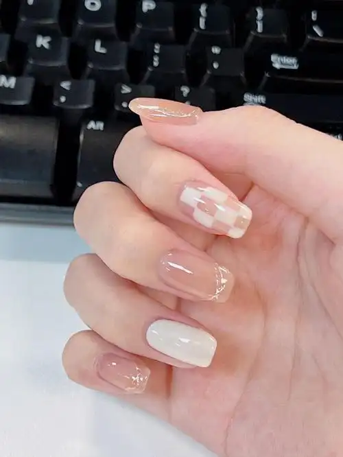 棋盘格74浅色清爽美甲