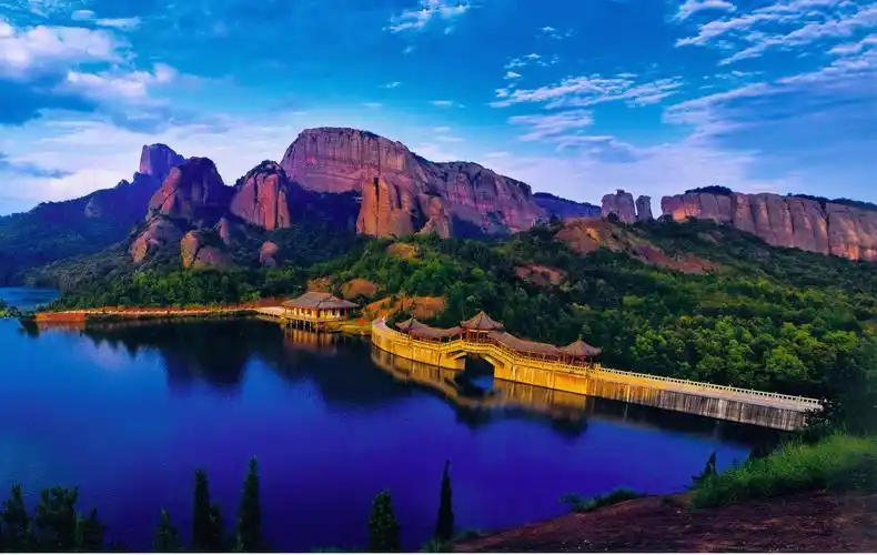 江西龟峰风景优美,奇峰如画,是一处魅力无穷的旅游胜地