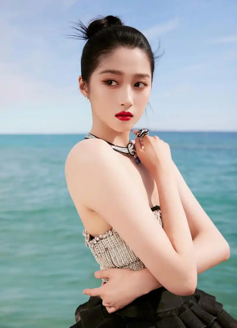 #关晓彤戛纳黑色闪钻礼服##关晓彤戛纳东方明媚妆# 璀璨夜晚,焕发光彩