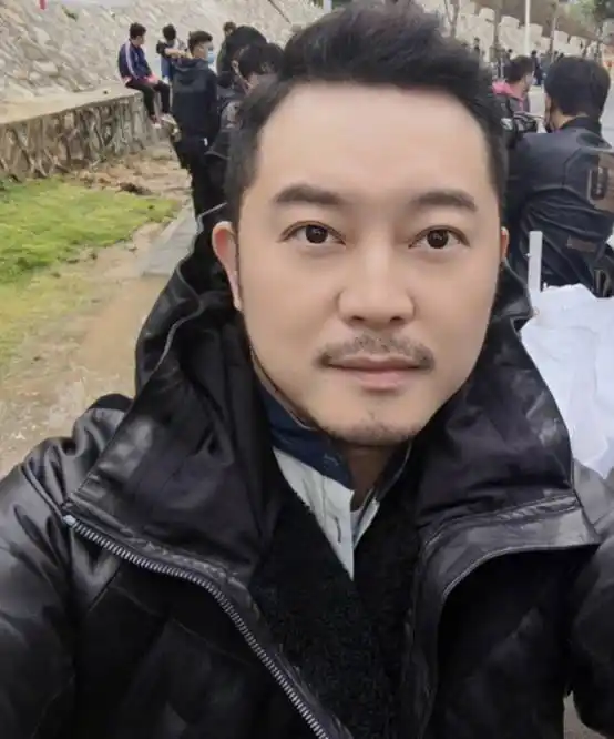 原创沙溢比划蒙娜丽莎昔日的军艺校草一键切换油腻大叔