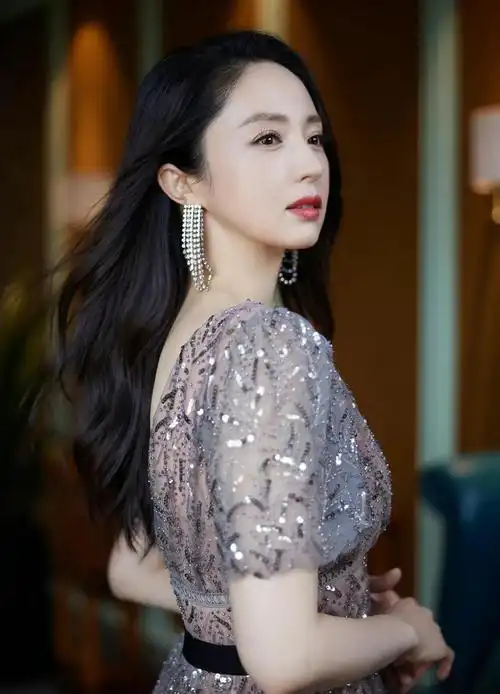 高贵优雅的董璇,时尚俏丽,温柔甜美的写真照!__财经头条