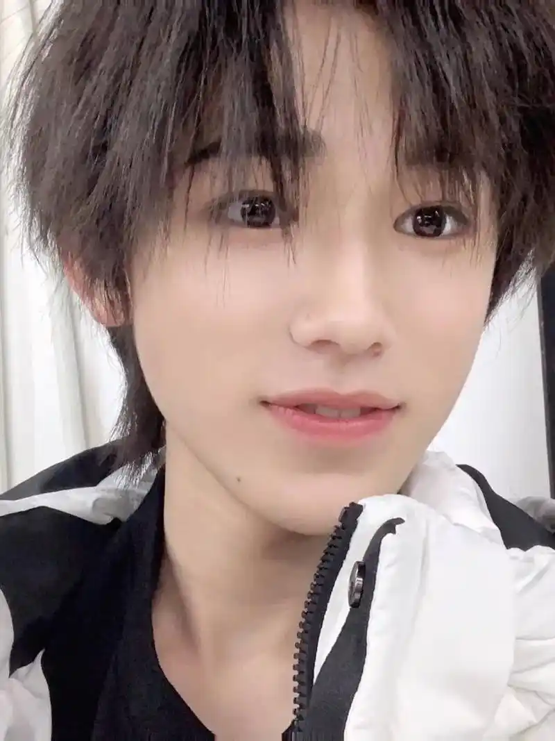 治愈系笑容 #宋亚轩 #妆前妆后 提问:你觉得素颜的小宋老 - 抖音