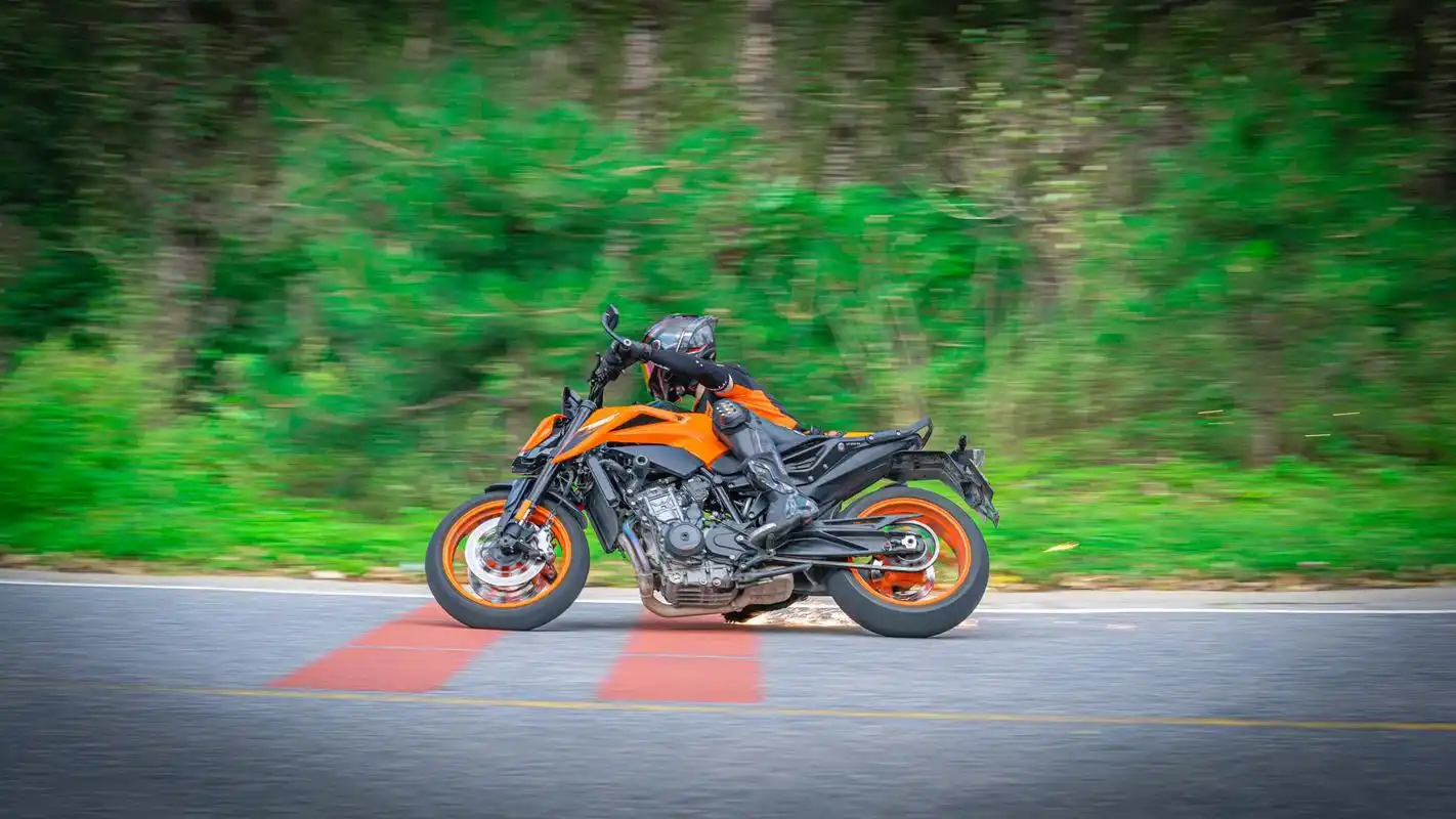 膝盖带着风火轮就出门了.#ktm790duke #机车摄影  - 抖音