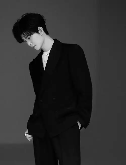 任嘉伦品牌直播造型图,黑色西装 白色内搭,简约随性的一套look,真超绝