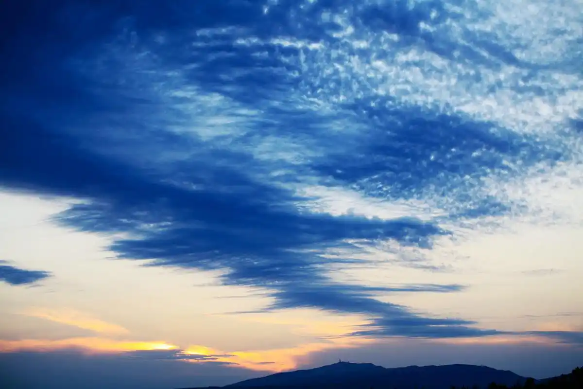 今天是8月12日星期日早安  天空中的云朵悠闲漂浮 太阳升起,照耀着