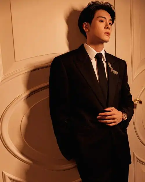 曾舜晞joseph身着alexander mcqueen  press24 蜻蜓刺绣西装套装