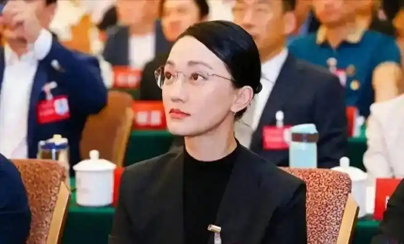 还有那些金丝眼镜和完美的发型.