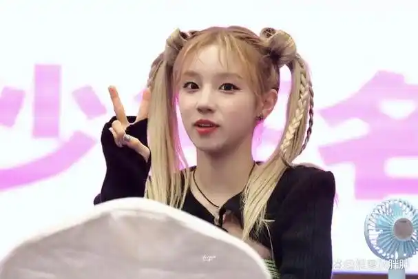 宋雨琦元气可爱打扮拍广告 休息时张大嘴巴打哈欠