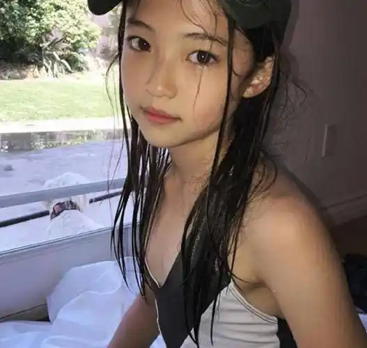 而女孩们的爱美方式更多,比如打耳洞,佩戴首饰,涂口红指甲油,买各类小