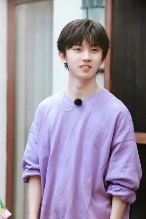 紫毛衣#马嘉祺时代夏令营紫色毛衣造型花絮照来啦~今天也是把应援色穿