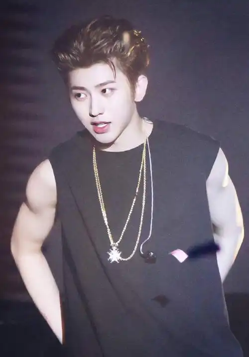 蔡徐坤换装间隙被拍,手臂线条好迷人,果真是穿衣显瘦脱衣有肉