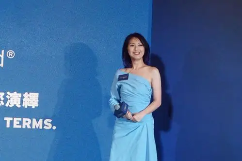 杨千嬅母亲曝光 一看闺女就随妈