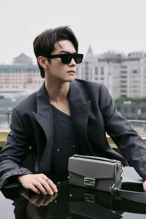 许凯墨镜侧颜大片##许凯的下颌线