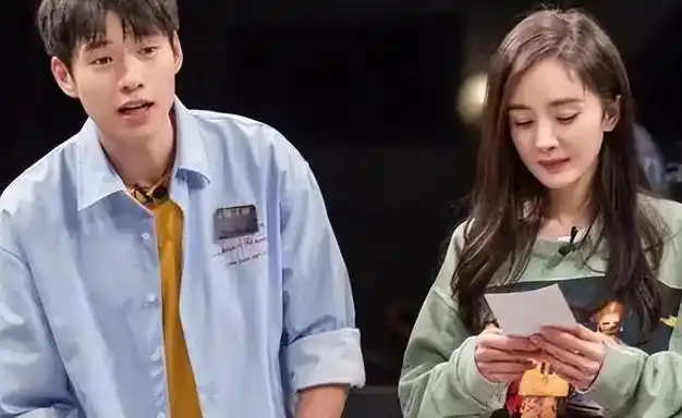 春晚这一夜前男友旧闺蜜接连登场杨幂的尴尬都要溢出屏幕了