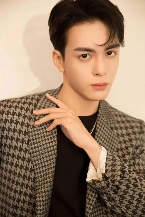 除了女明星,天生整容脸的男明星也不少.比如大眼仔曾舜晞.