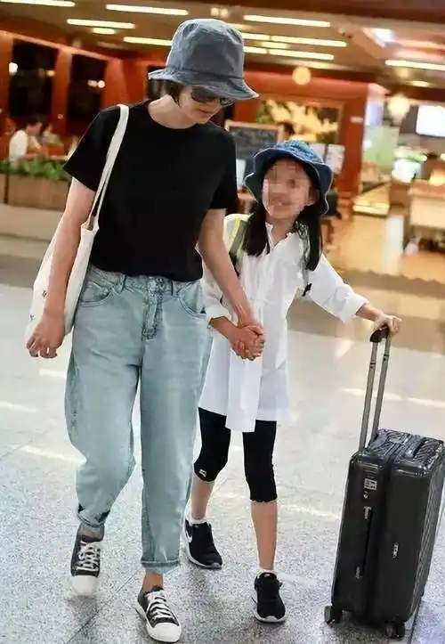 而夏哈哈也很聪明努力,平日里的学习成绩十分不错,原本按照夏雨和袁泉