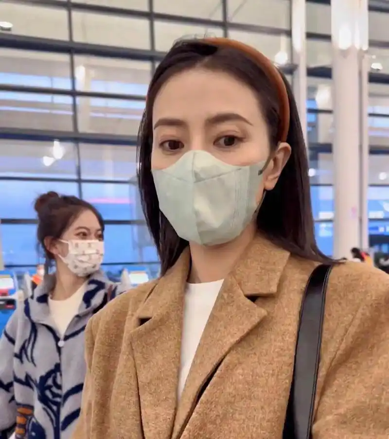 高圆圆这组机场生图太惊艳了!没有美颜滤镜,也像少女