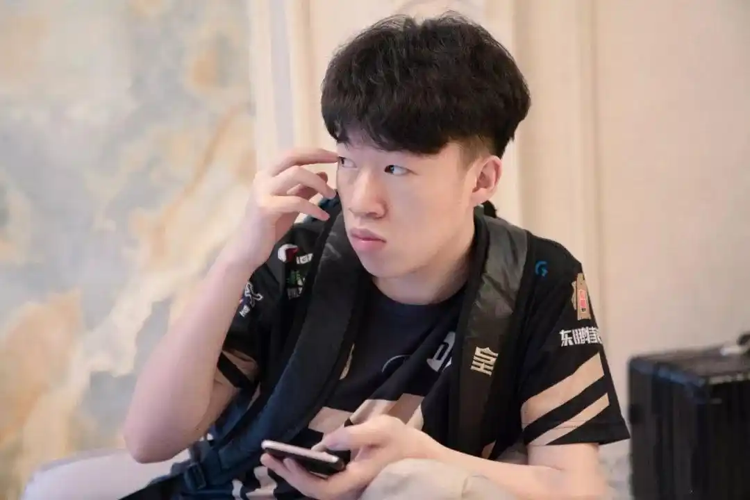 小虎是一名出色的本土中单选手,在对线期往往能通过个