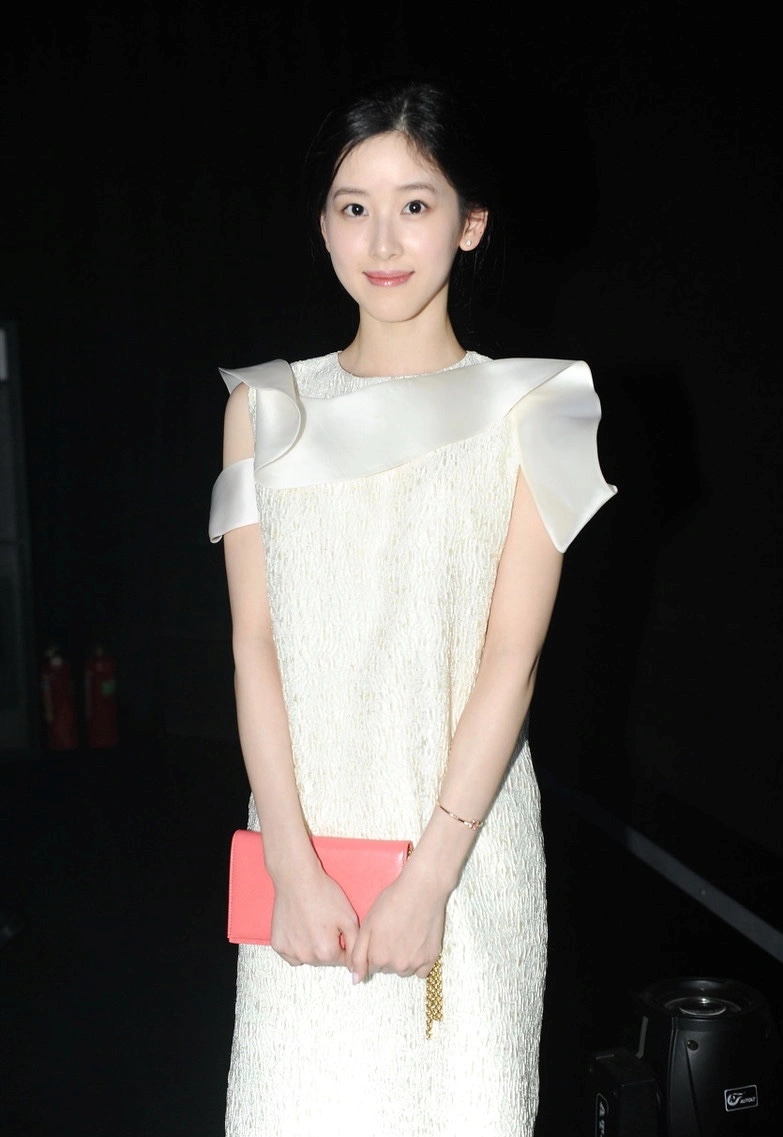 章泽天真的超有"阔太"范,扎发搭配白色连衣裙,简约时髦又精致