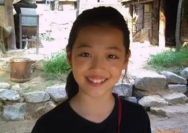 来瞅瞅崔雪莉的童年照,最后一张素颜亮了!网友:美与丑早已注定