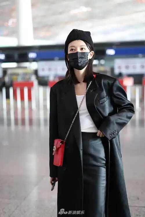 组图:乔欣黑白搭配变身酷girl 笑眼盈盈可爱满分