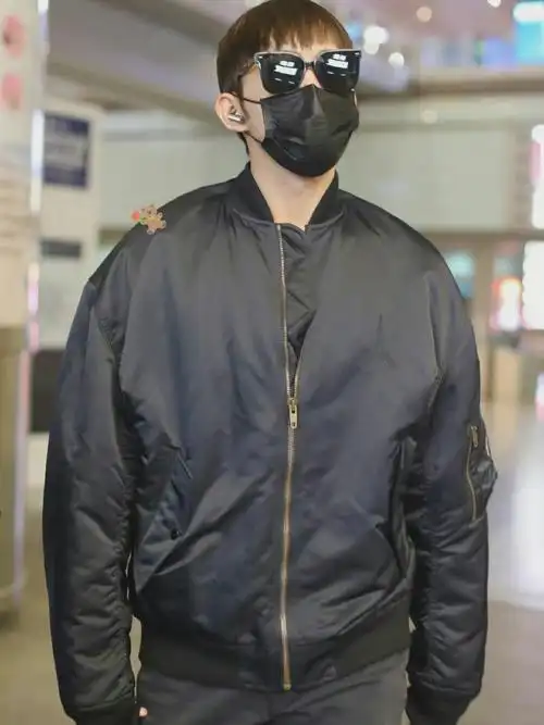 张彬彬今日机场饭拍分享身穿飞行夹克墨镜