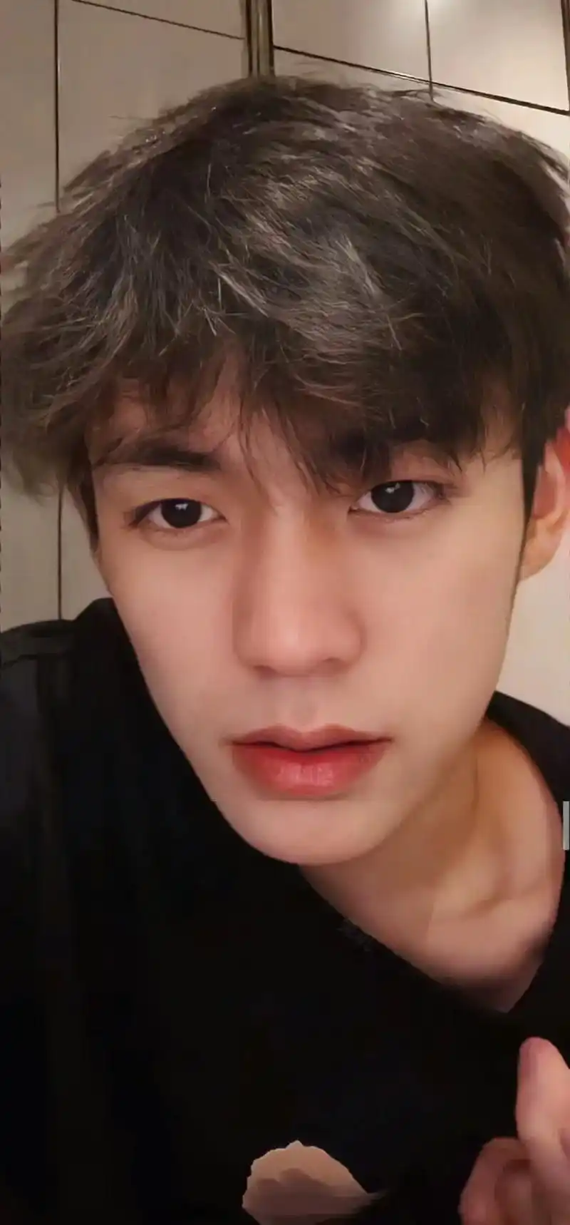 他不抽烟 他只抽鞭炮#壁纸 #帅哥 #余庆伟 #少年感 #宝 - 抖音