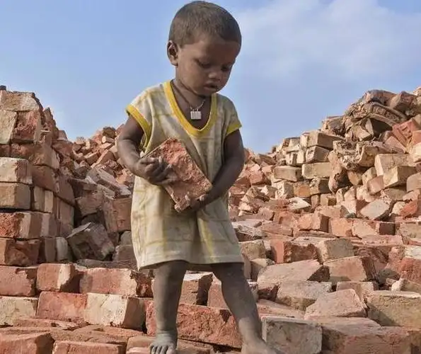 印度儿童的艰辛生活,6岁开始打工,和大人一样在工地干活