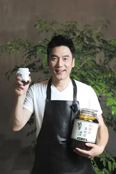 2016年08月04日 星期四 新京报 分享:    ■ 个人简介   林依轮,中国