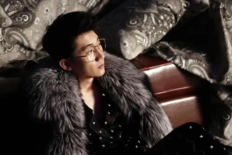 6 金志文新曲《失眠》首播"单身节"抚慰孤独灵魂