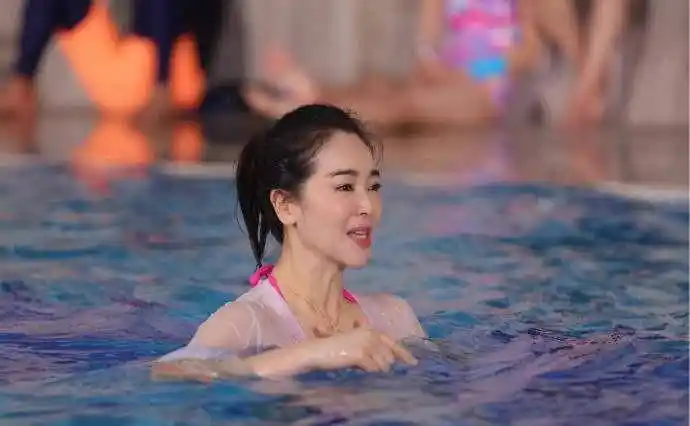 "氧气美女"左小青身材太毒,看见她穿泳衣的样子,心都跟着颤了_瞬间_面