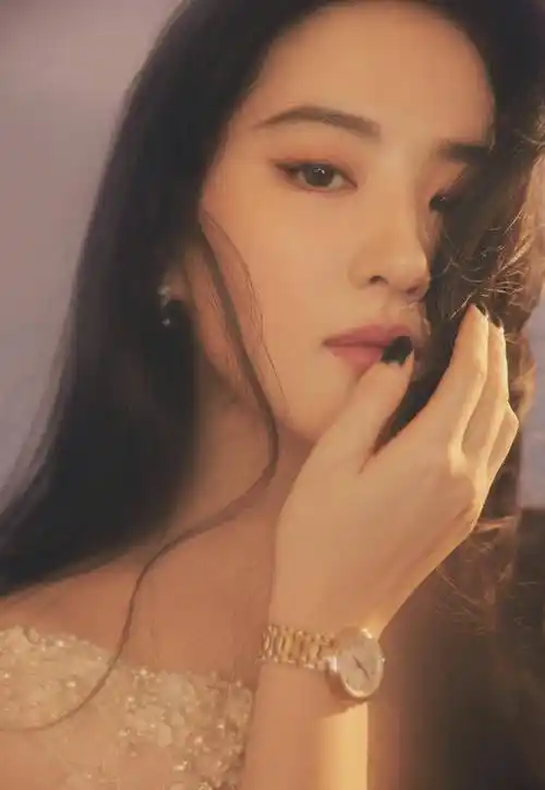 刘亦菲活动造型,港风波浪发型搭配珍珠纱裙,如画卷中的美人现世_梦幻