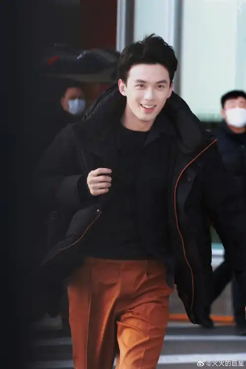 吴磊出发延安拍戏#吴磊时尚休闲装现身机场,北京的行程一结束又腋赶