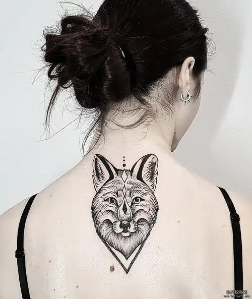 黑灰狐狸后背纹身图案
