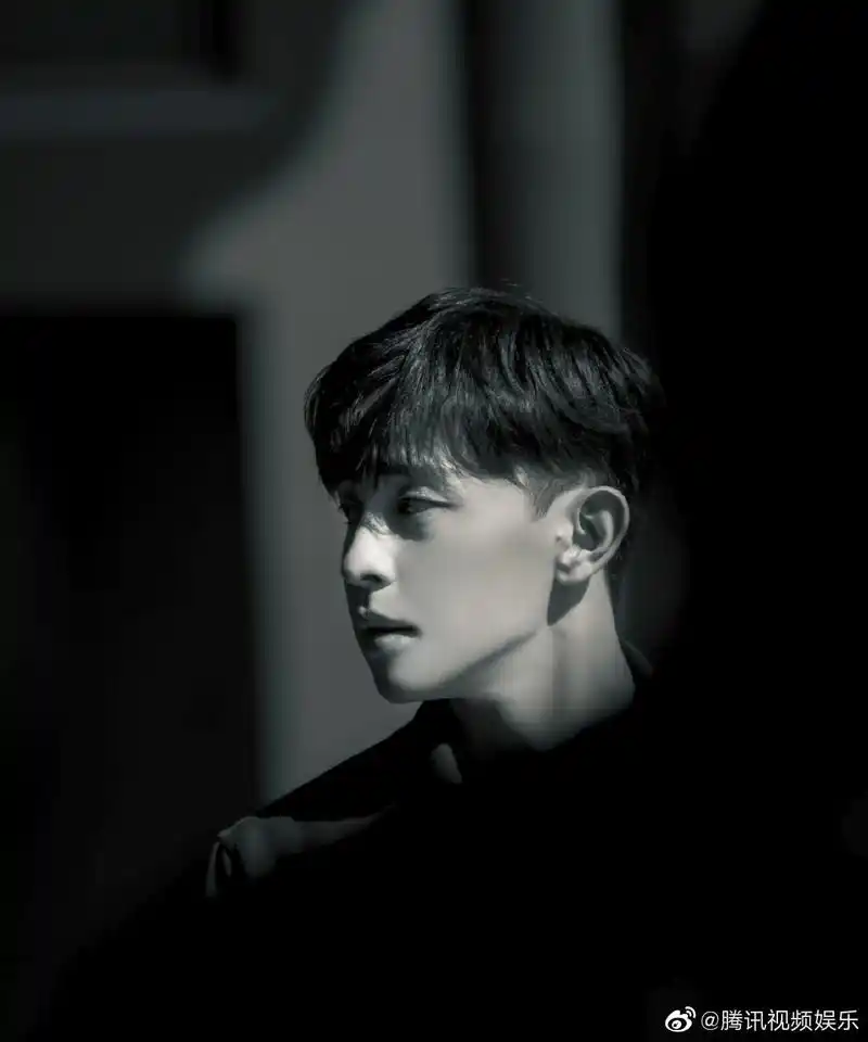 请查收这一组邓伦的绝美侧颜.