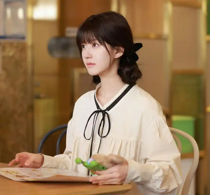 由赵露思和陈哲远主演的电视剧《偷偷藏不住》在六公主的大力夸月下