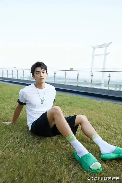 吴磊赵露思默契穿白衣,郎才女貌现身庆功宴,身高差好萌_白色_观众