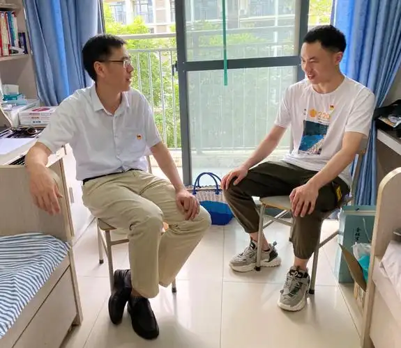 会计学院研究生第三党支部政治辅导员深入学生宿舍开展谈心谈话
