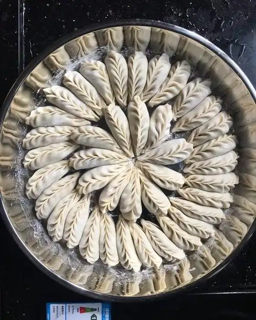 太阳三班名俗活动"包老鼠饺子"