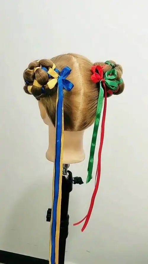 教你们编一个可爱的彩带丸子头,这个适合头发长的小姐姐