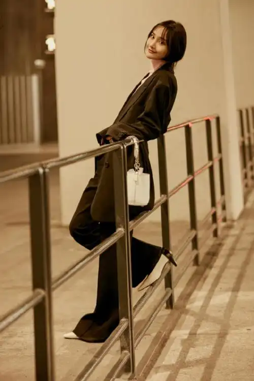 郑爽巴黎街拍郑爽巴黎街拍再现东方古典美