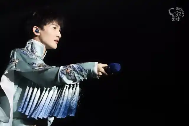 《欢颜》,《大鱼》,《身骑白马》……周深的歌声越来越多的被人们记住